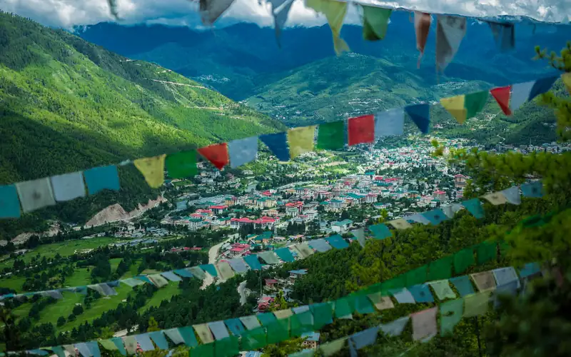 Des drapeaux de prière au-dessus de la vallée de Thimphou