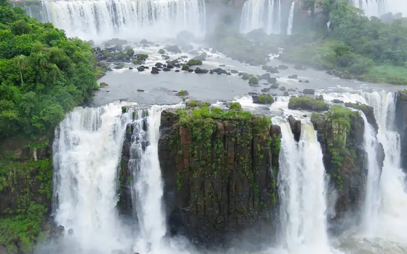 Les chutes d’Iguazú entourées de forêt tropicale