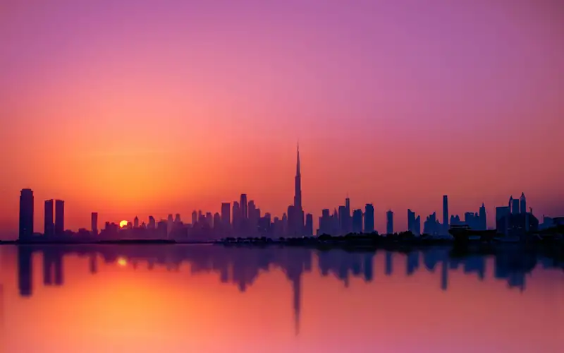 La skyline de Dubaï reflétée au coucher du soleil