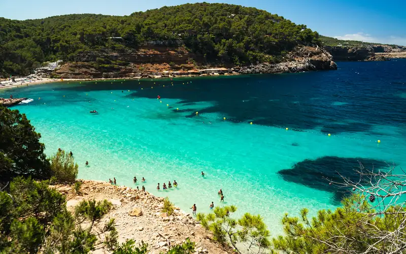 Une crique turquoise sur la côte d’Ibiza