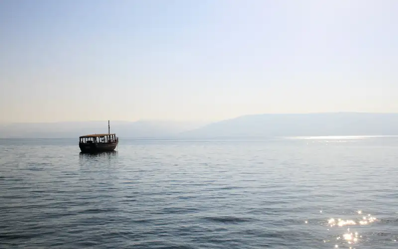 Une barque en bois sur le lac de Tibériade