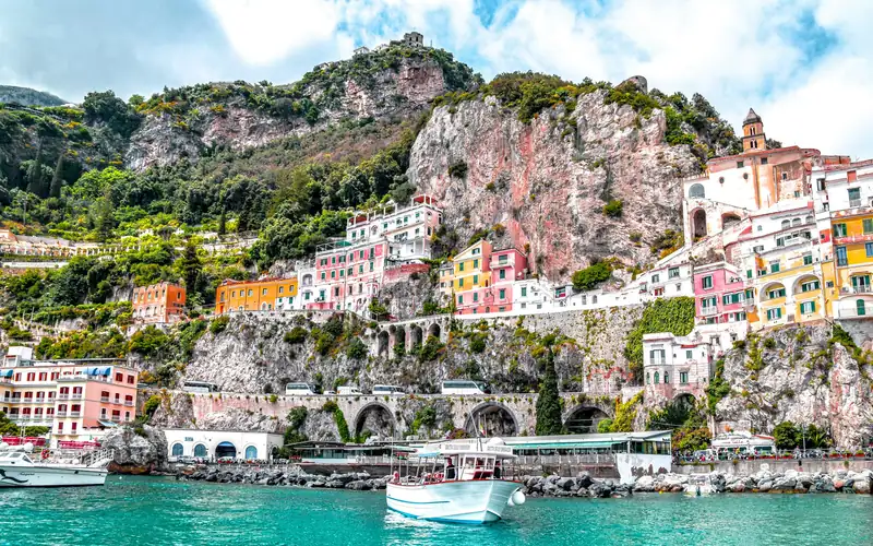 Des maisons pastel au-dessus de la mer sur la côte amalfitaine