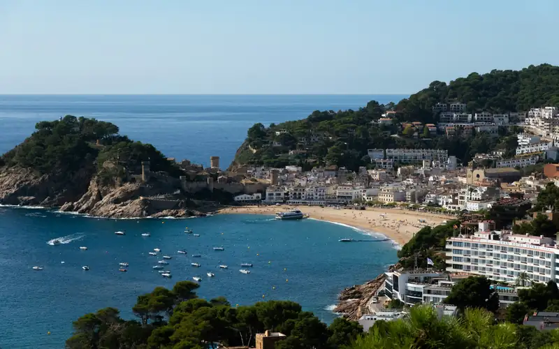 Une baie et une ville balnéaire sur la Costa Brava