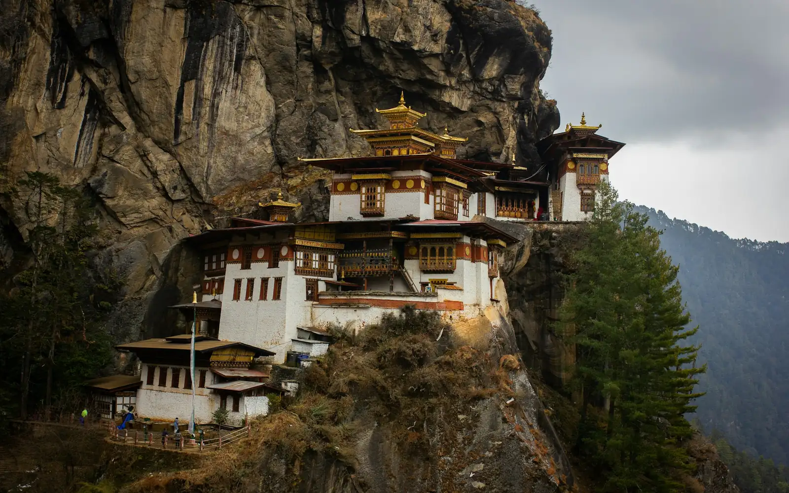 Un monastère accroché à une falaise dans l’Himalaya