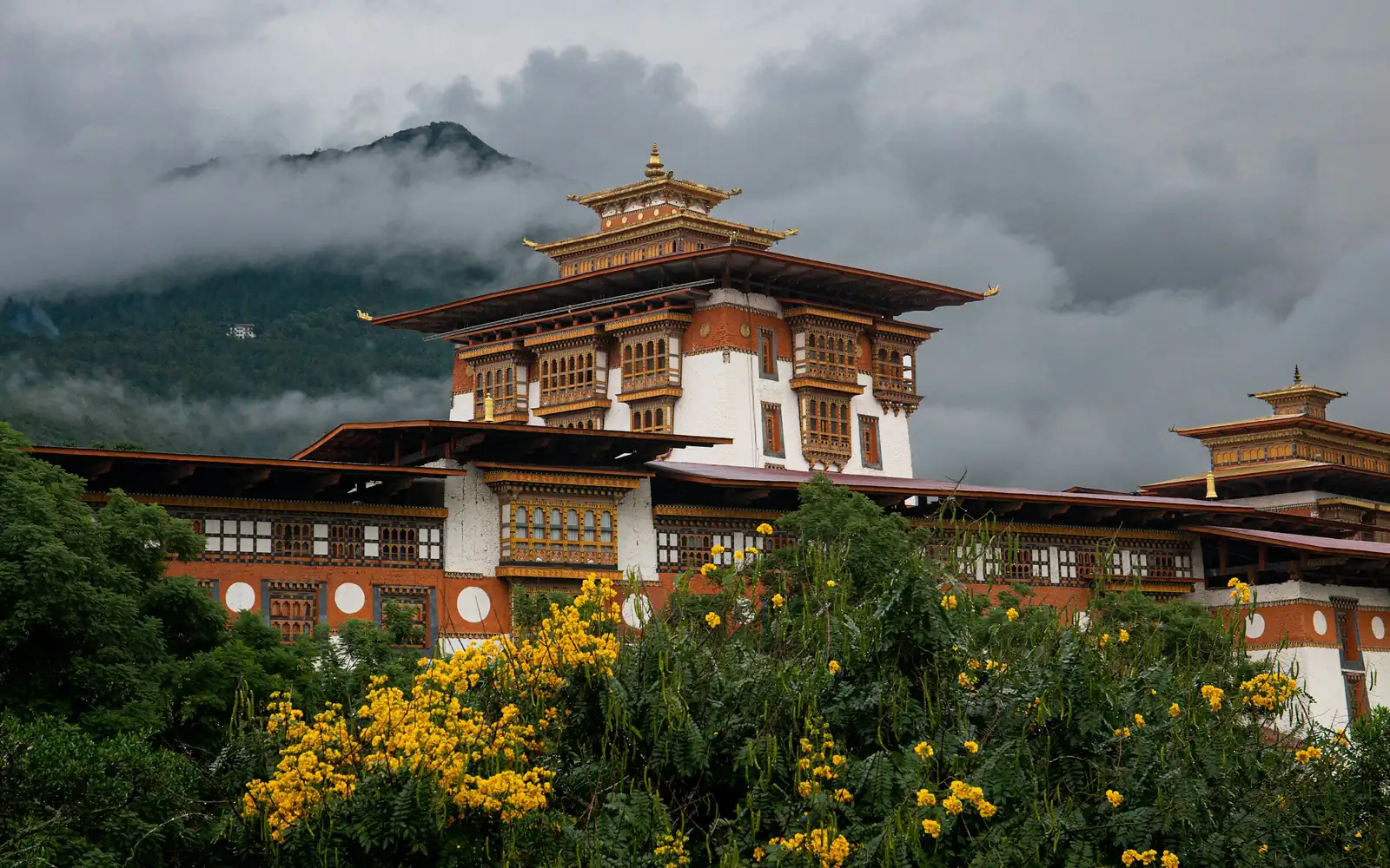 Une forteresse-temple entre montagnes et fleurs
