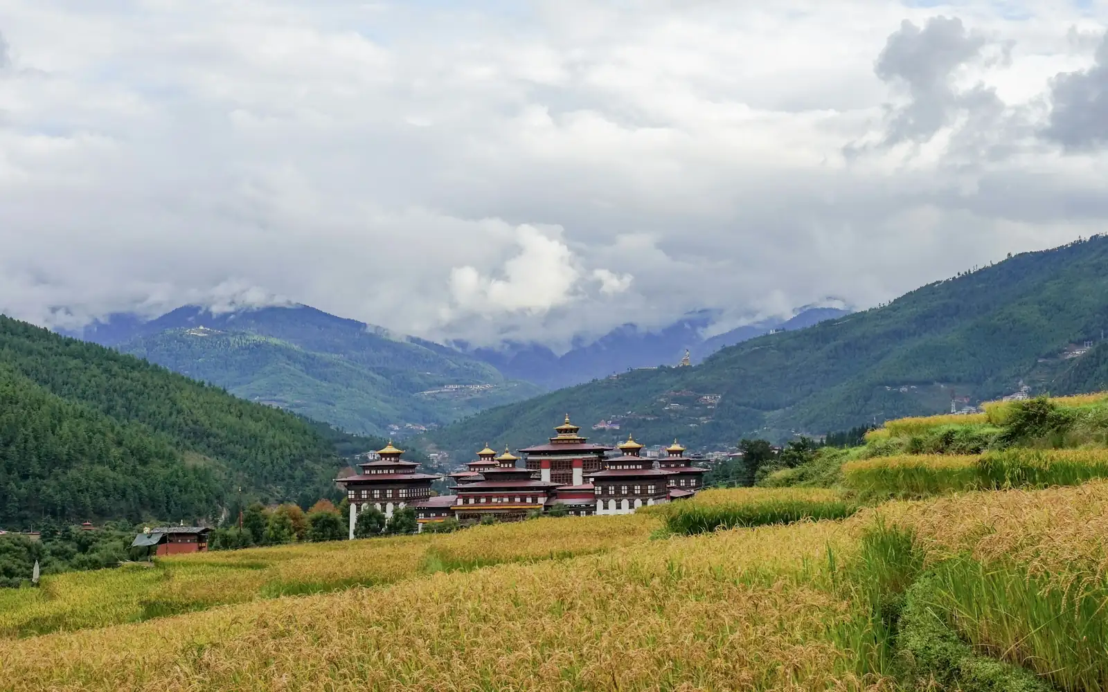 Un temple dans une vallée himalayenne verdoyante