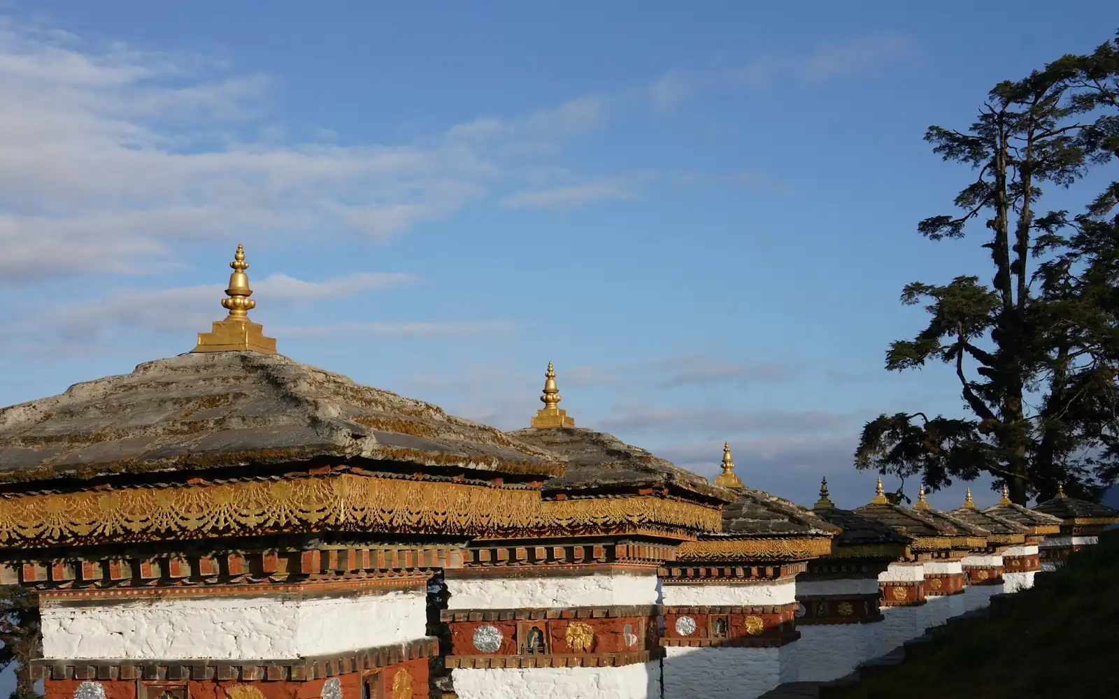 Un toit de temple doré contre le ciel