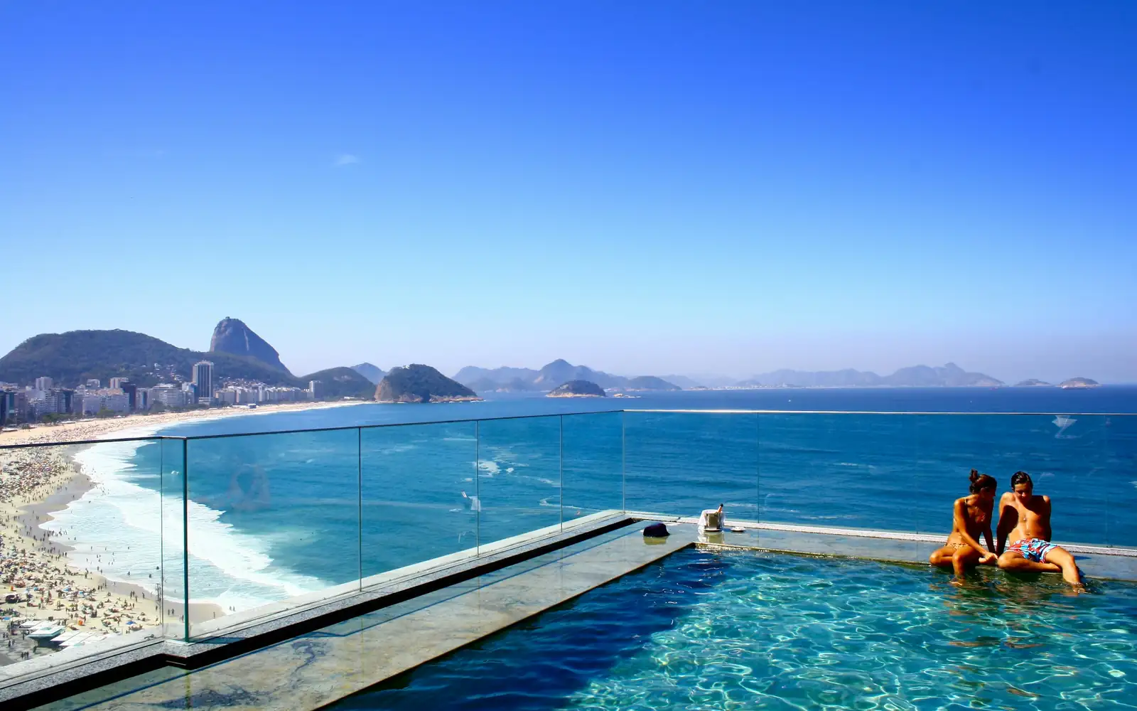 Une piscine à débordement au-dessus de la côte brésilienne