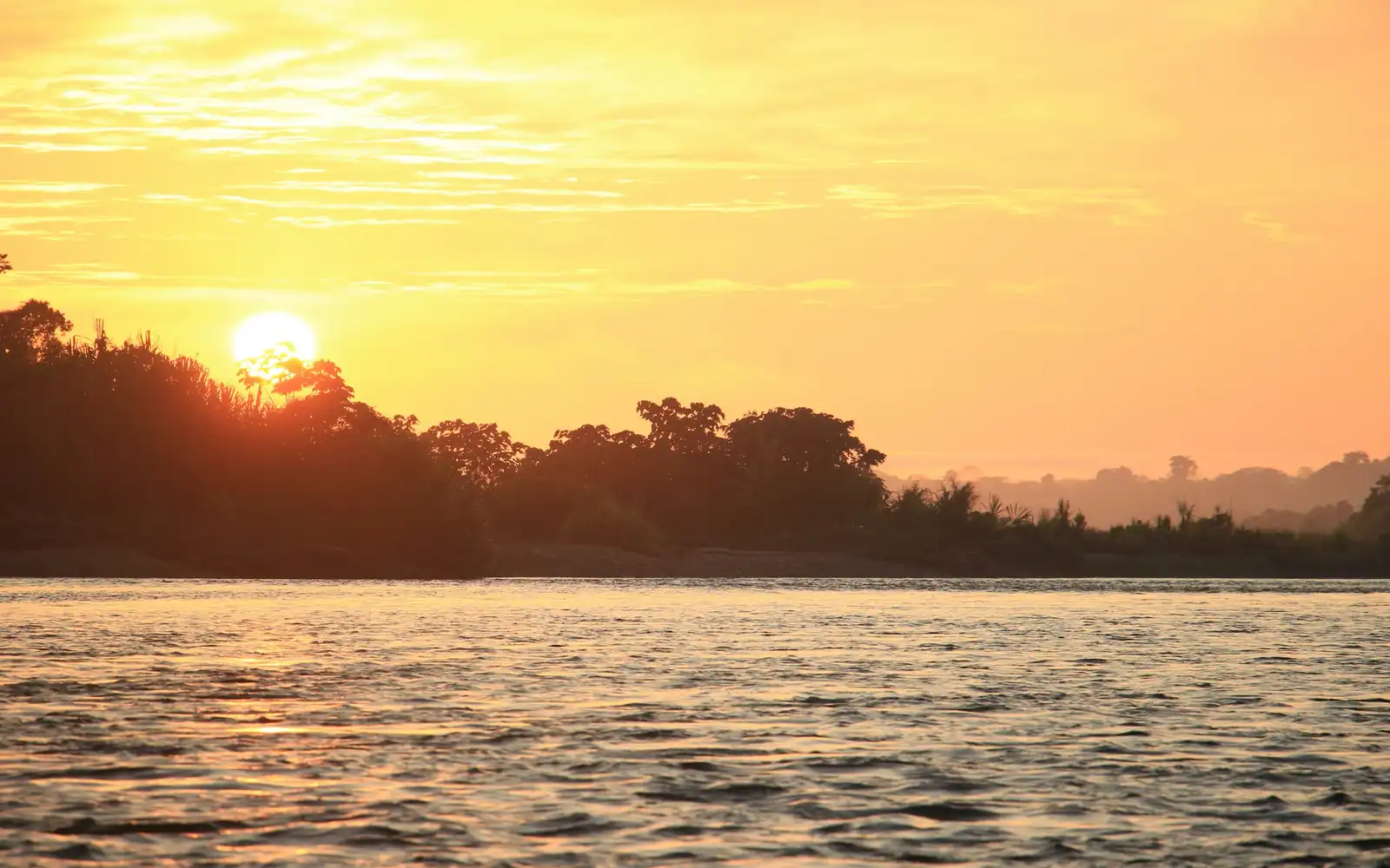 Coucher de soleil sur le vaste fleuve Amazone