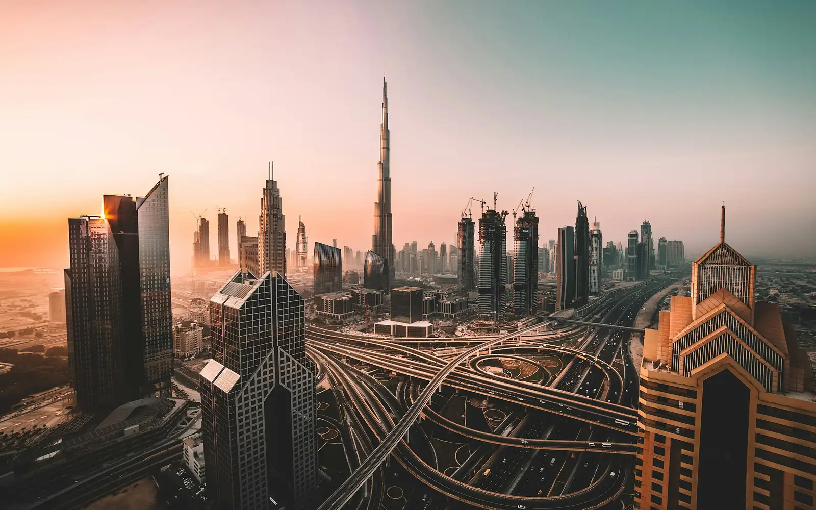 La ligne d’horizon et les autoroutes de Dubaï au coucher du soleil