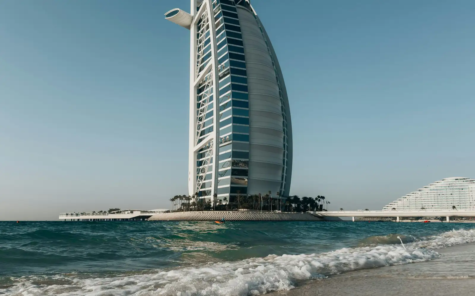 Un hôtel de luxe en forme de voile sur le rivage du Golfe