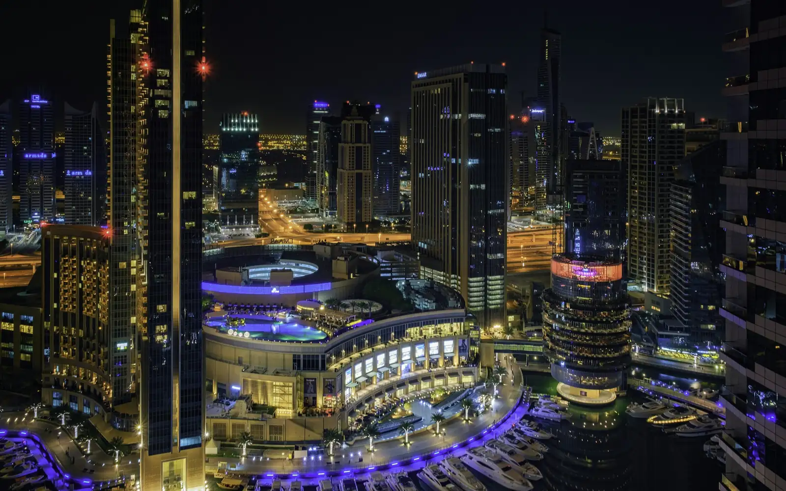 Les tours de Dubai Marina et des yachts la nuit