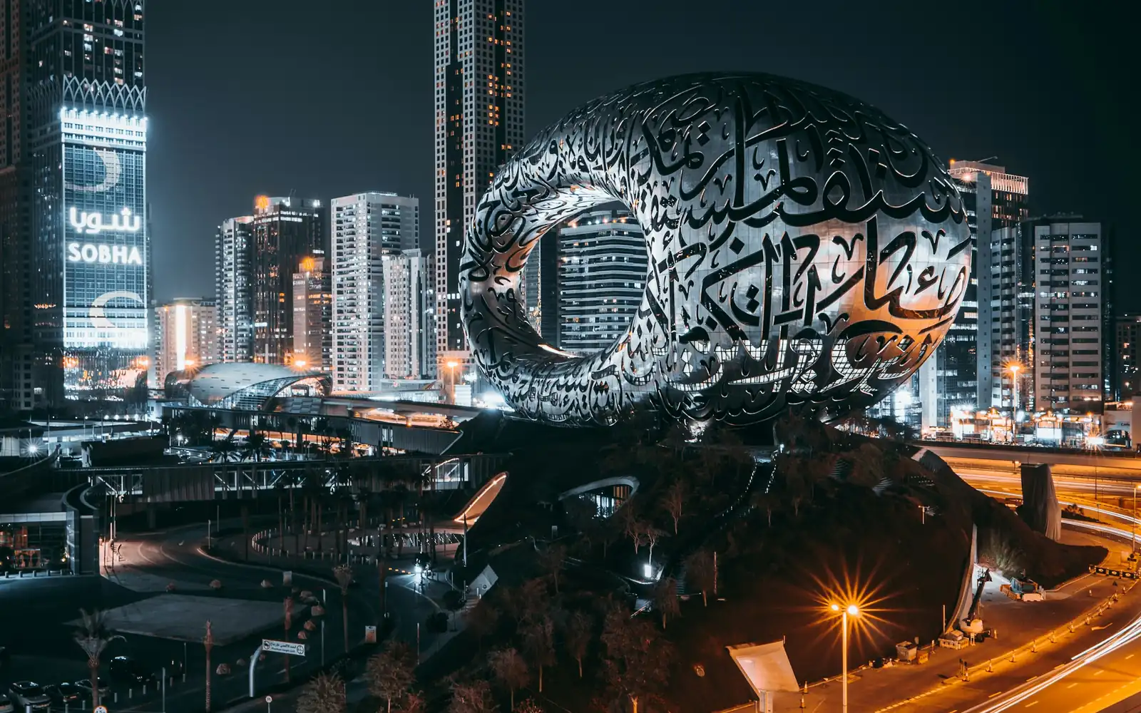 Un musée futuriste illuminé la nuit
