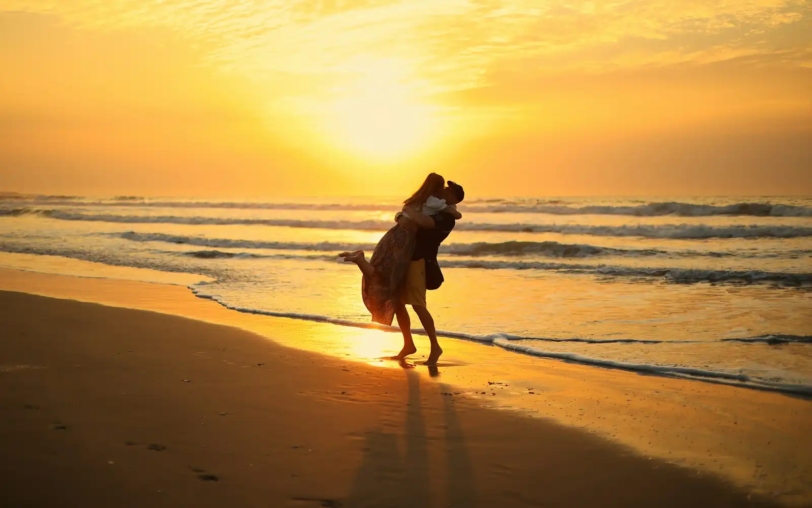 Un coucher de soleil doré sur une plage tranquille