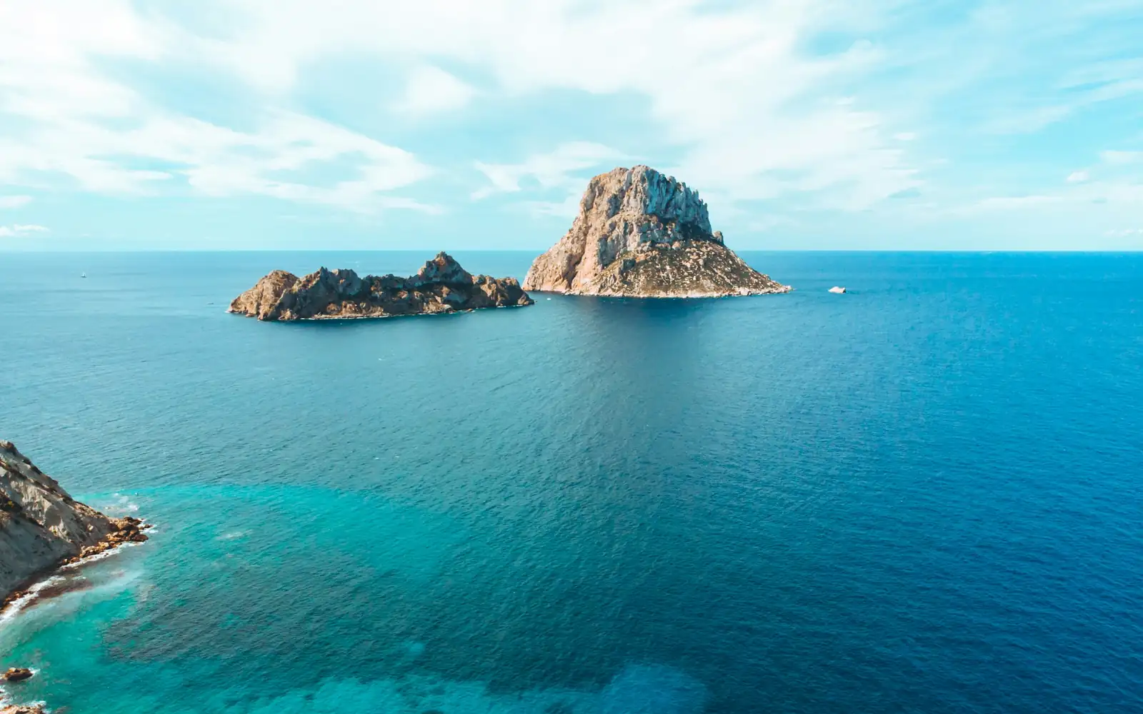 Le rocher d’Es Vedrà surgissant d’une mer turquoise
