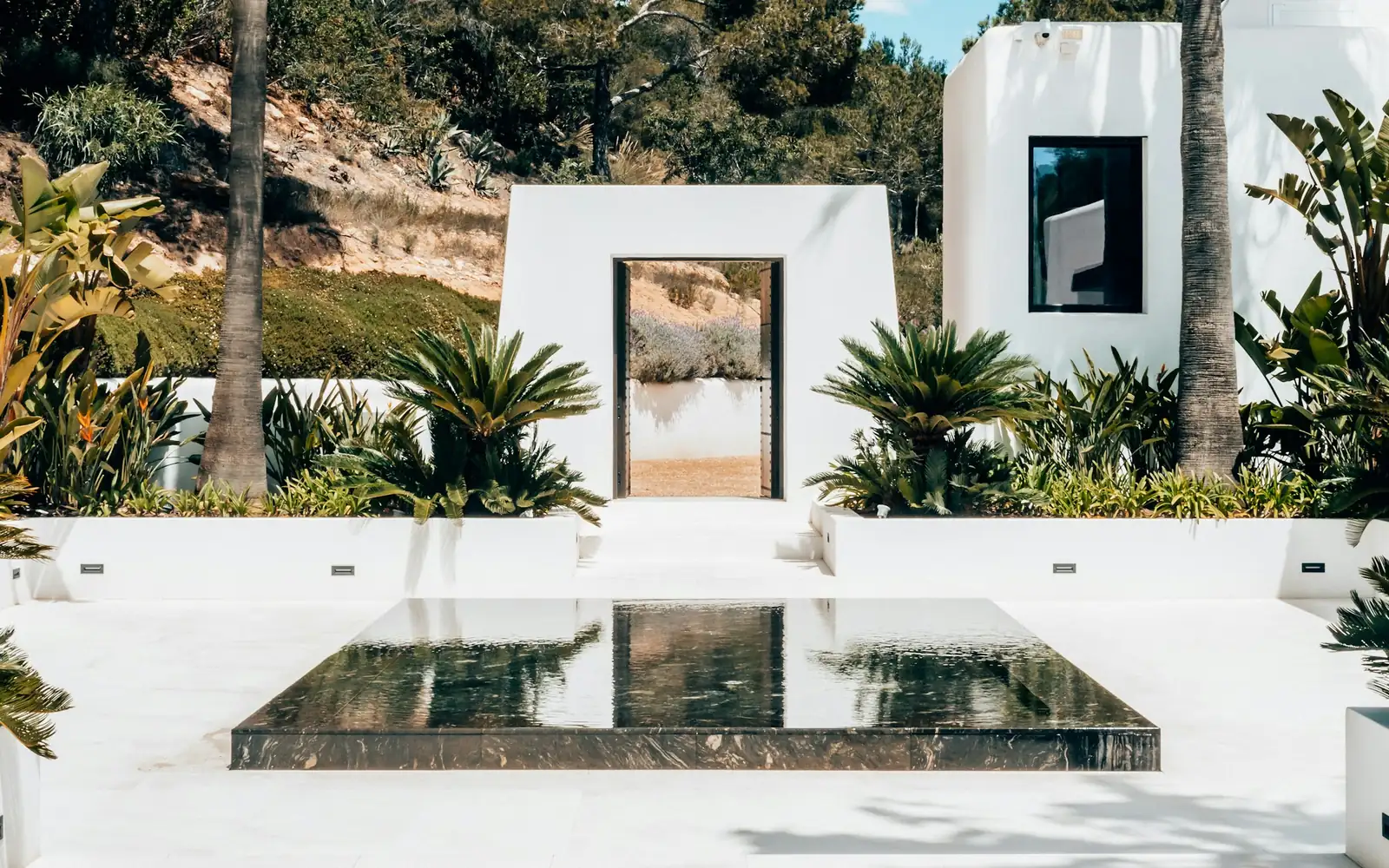 Une villa blanche avec bassin miroir