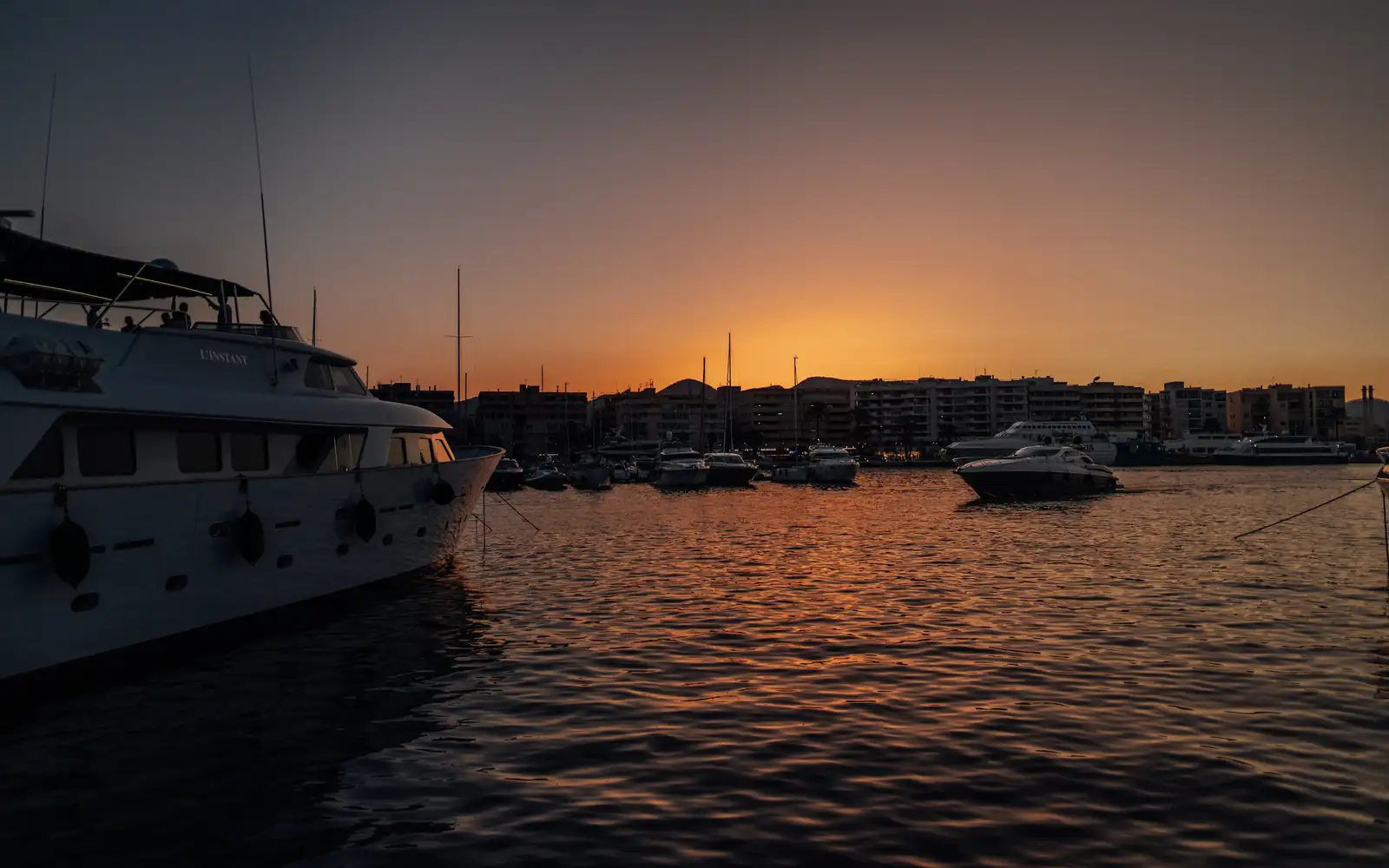 Un superyacht dans un port au coucher du soleil