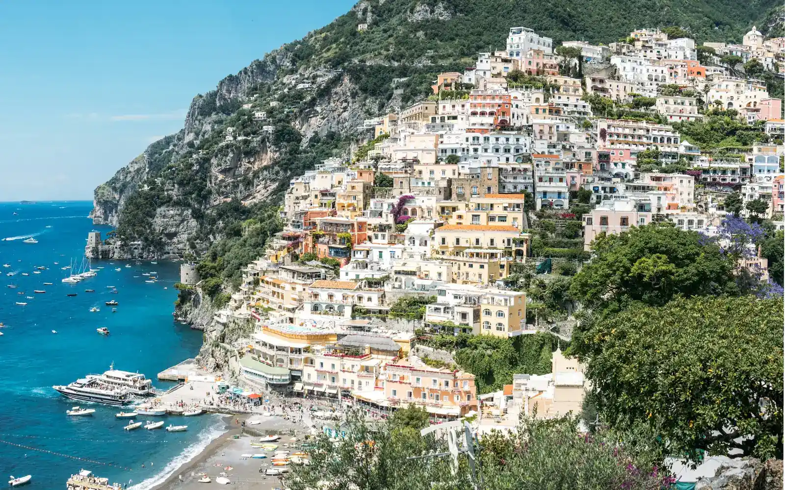 Positano dominant la côte amalfitaine