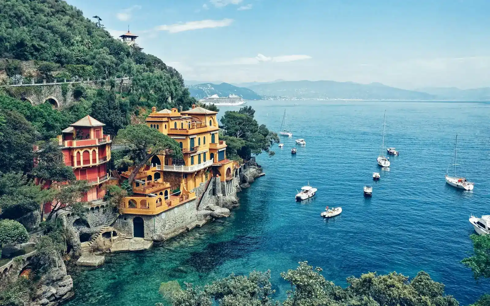Une baie turquoise avec des bateaux sur la Riviera italienne