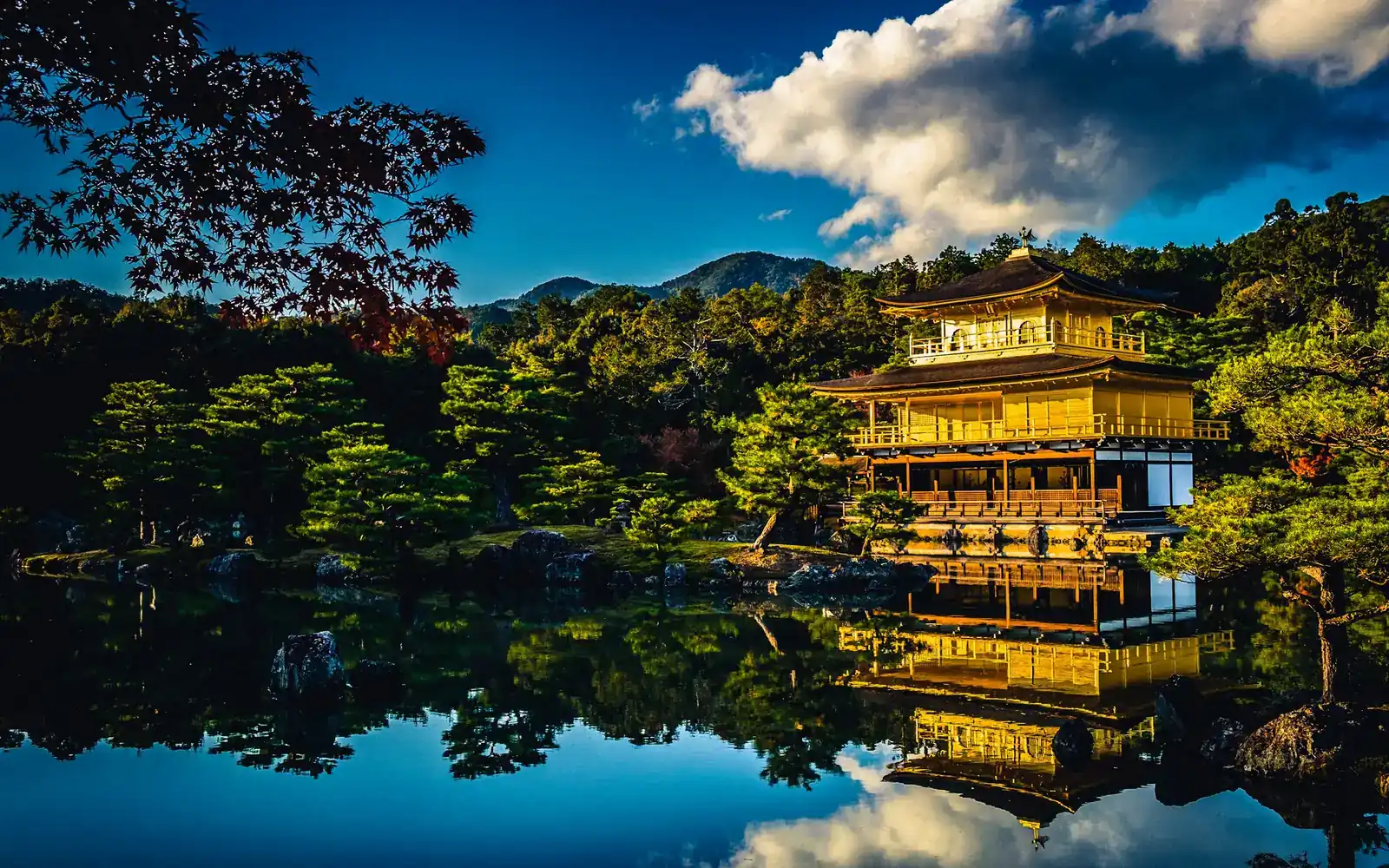 Le Pavillon d’or reflété dans un étang calme