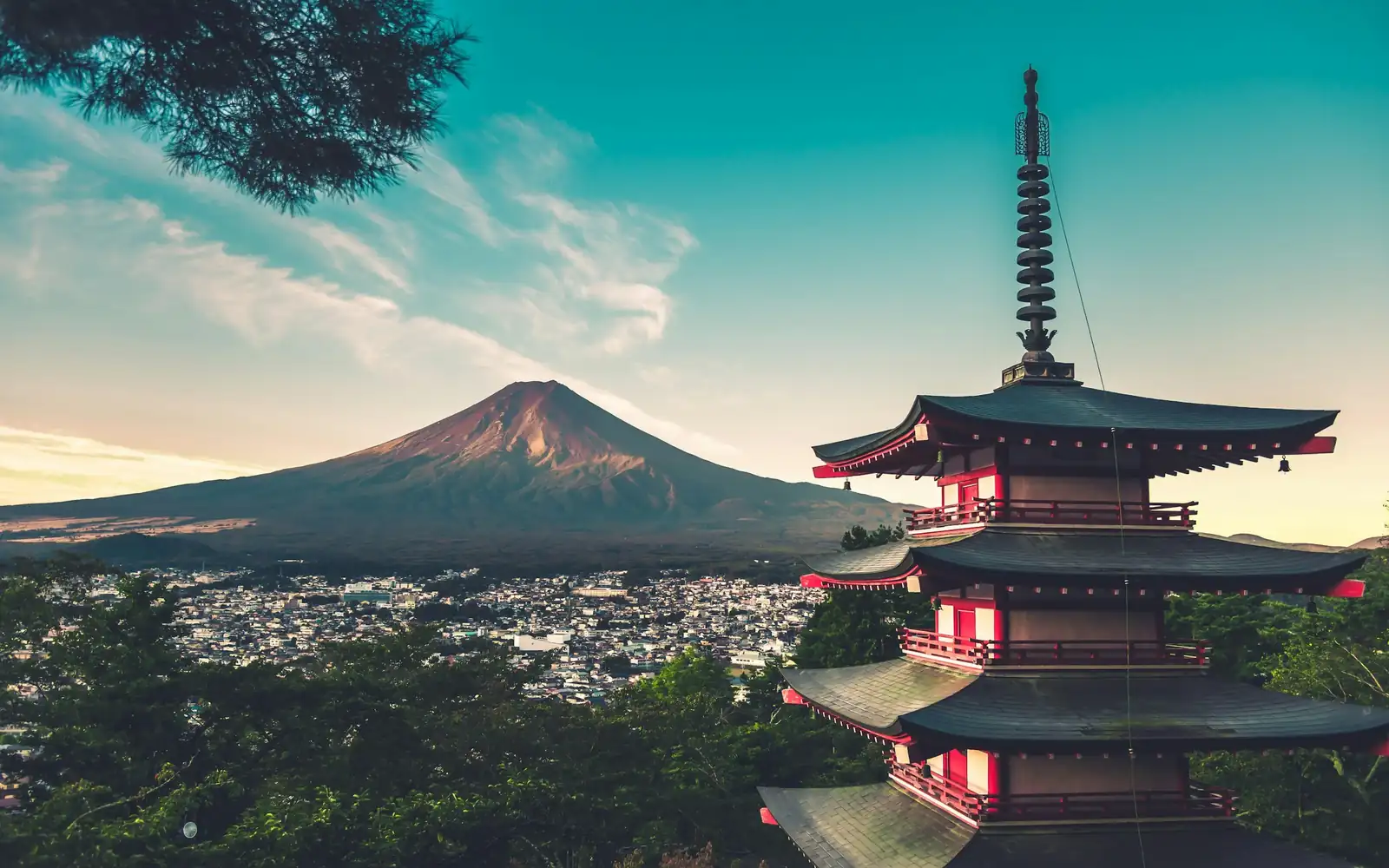 Une pagode sous le mont Fuji au coucher du soleil
