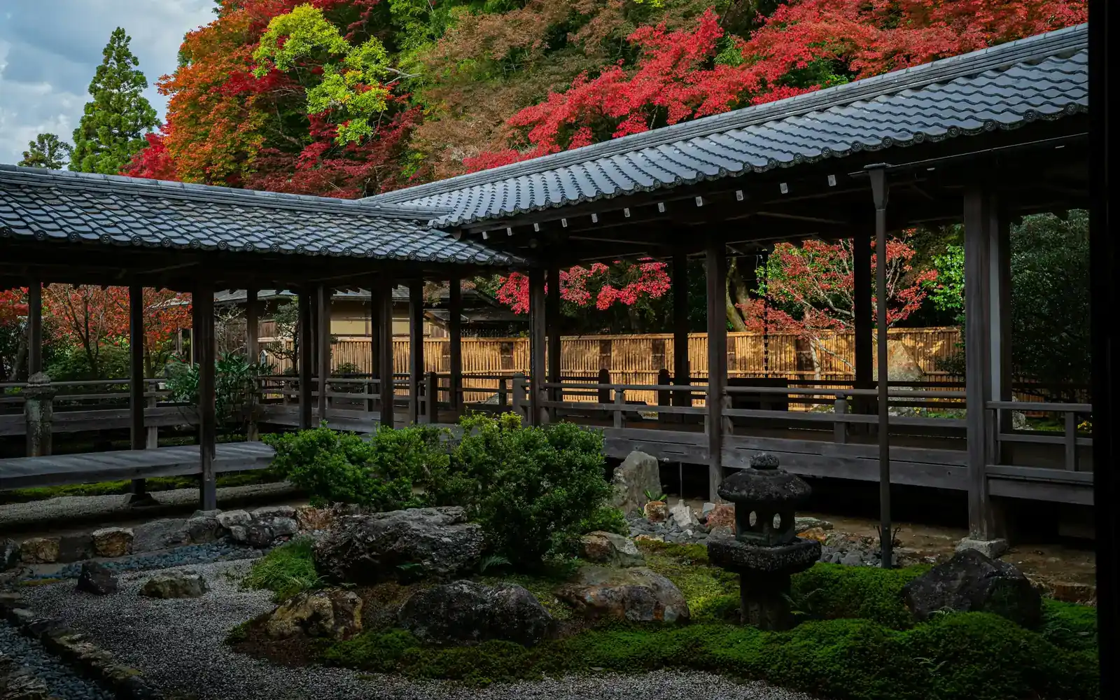 Une allée de jardin aux couleurs d’automne