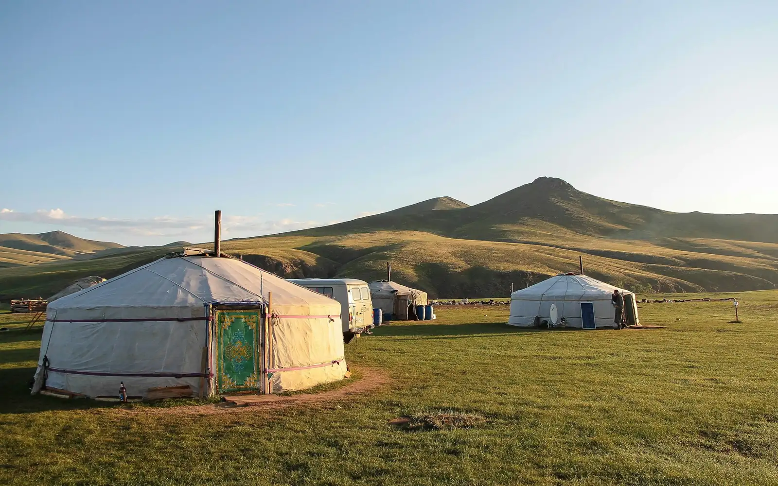 Des yourtes blanches sur la steppe verte