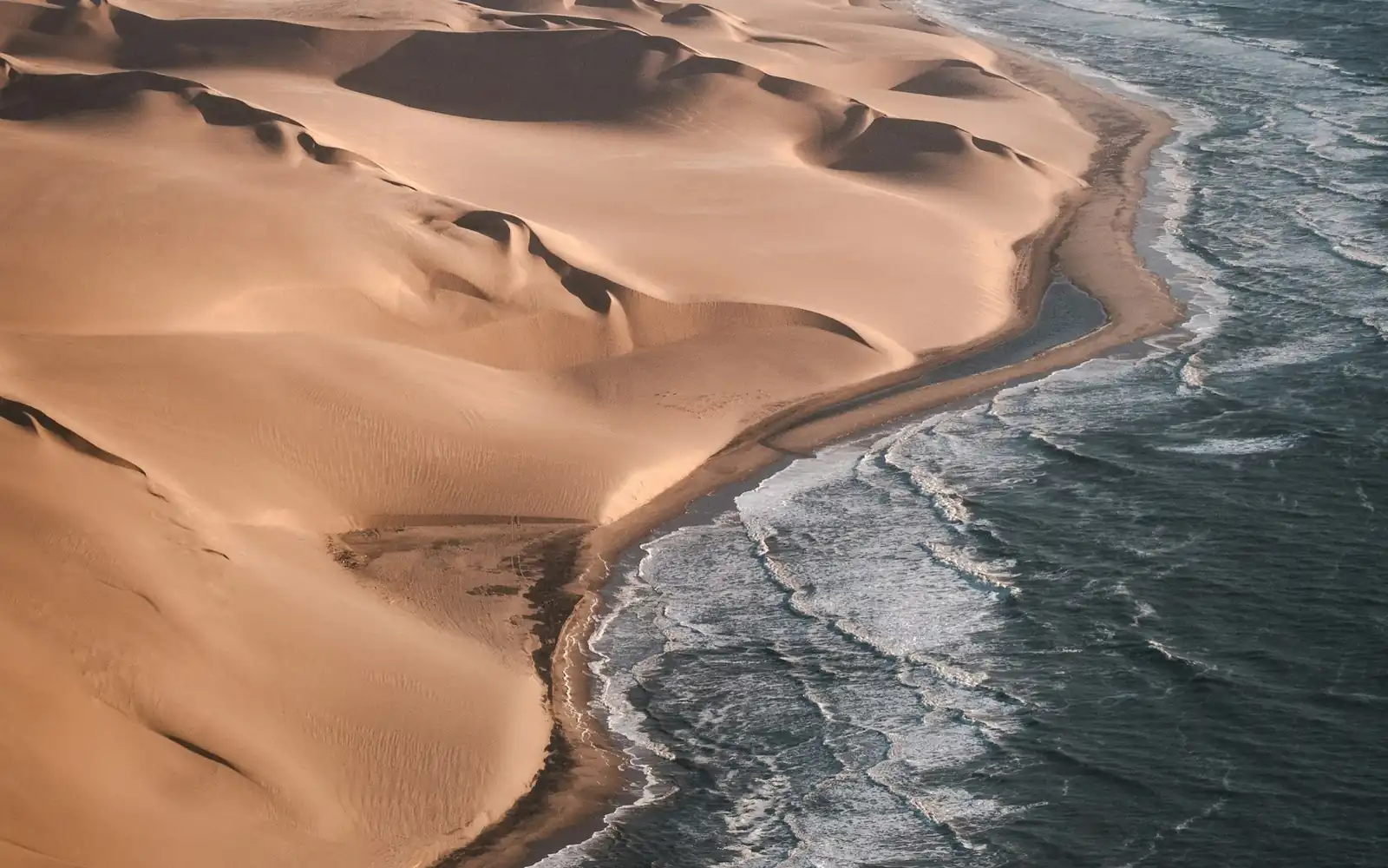 Des dunes rencontrant l’Atlantique froid sur la Côte des Squelettes
