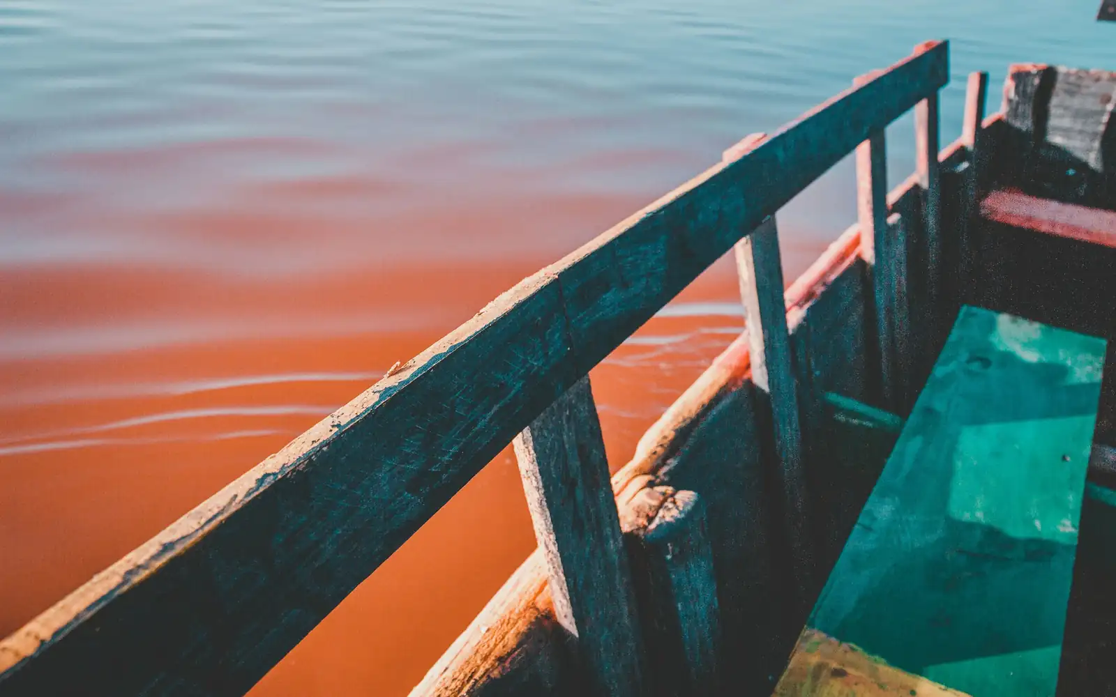 Une barque sur les eaux roses d’un lac salé