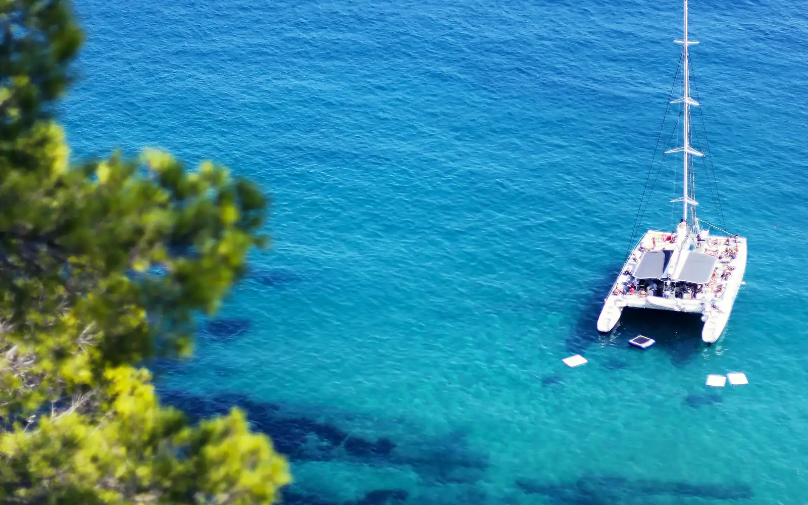 Un catamaran dans une crique turquoise