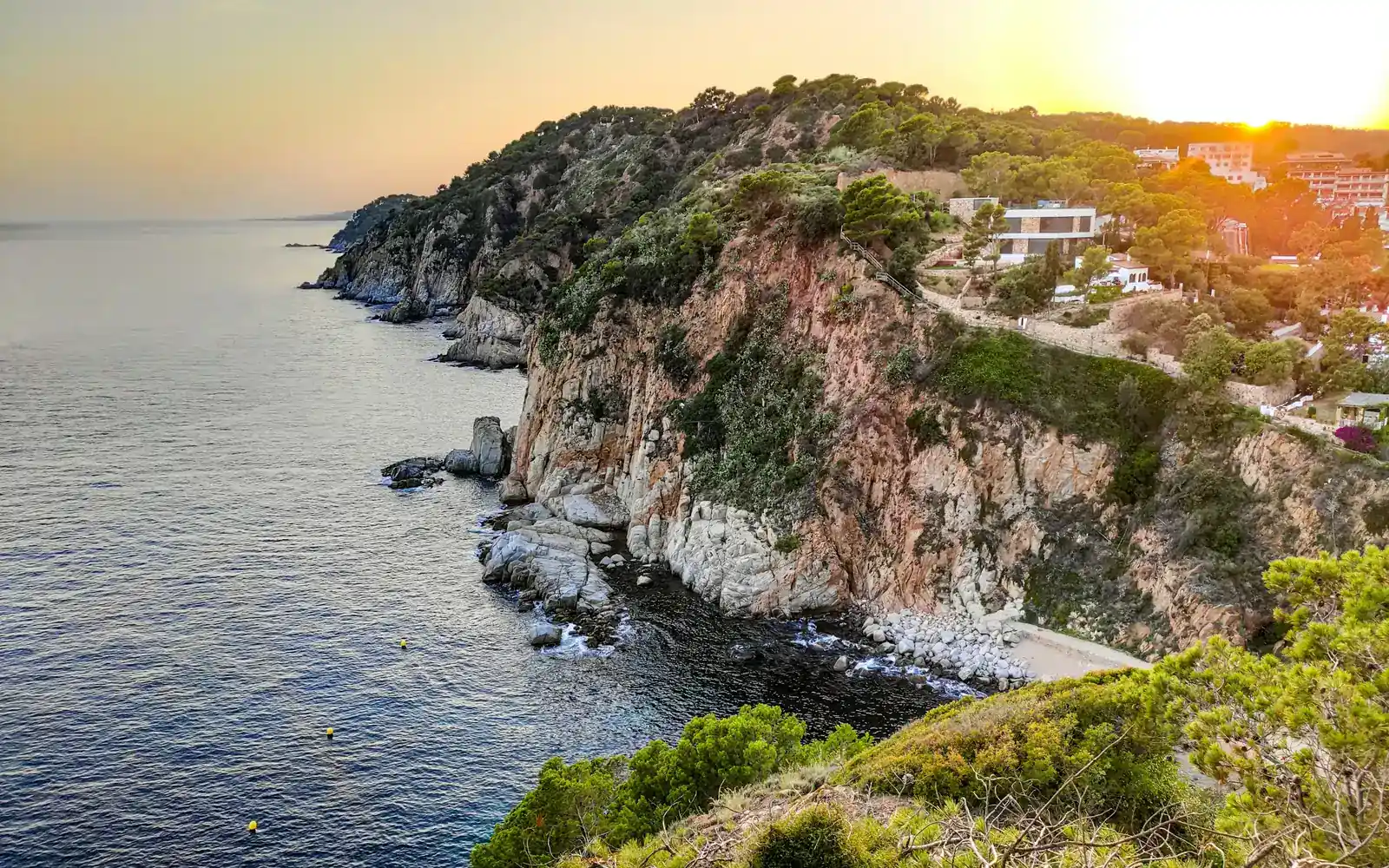 Des falaises au-dessus de la mer au coucher du soleil sur la Costa Brava