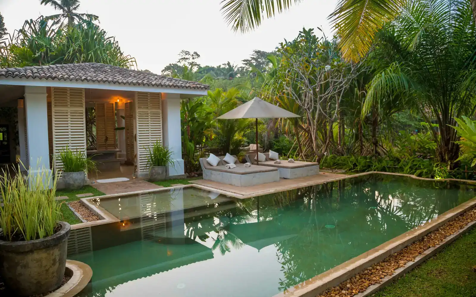 Une piscine de villa privée parmi les palmiers