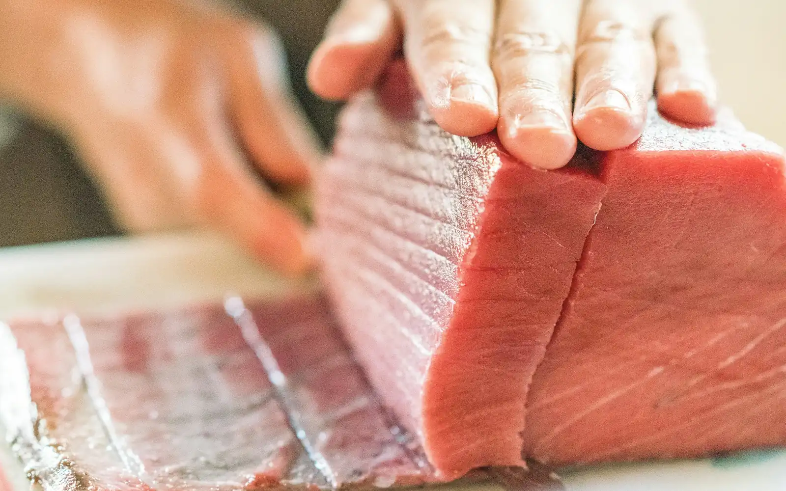 Un bloc précieux de thon rouge prêt à être tranché