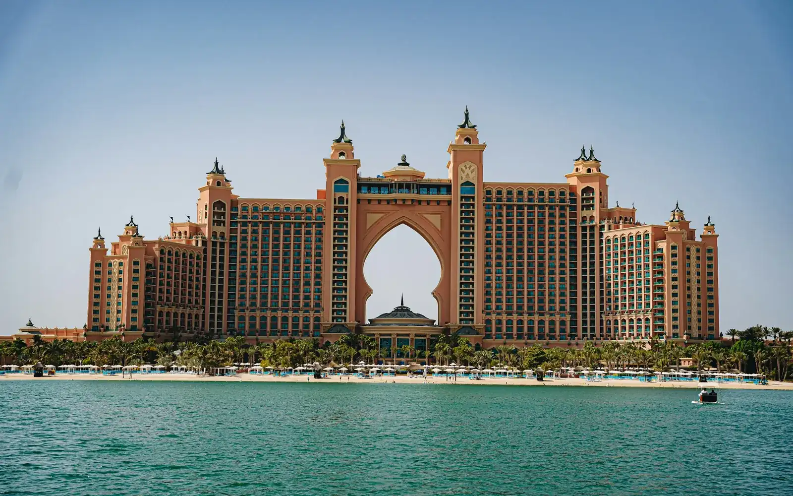 Un palace majestueux émergeant de la mer au crépuscule