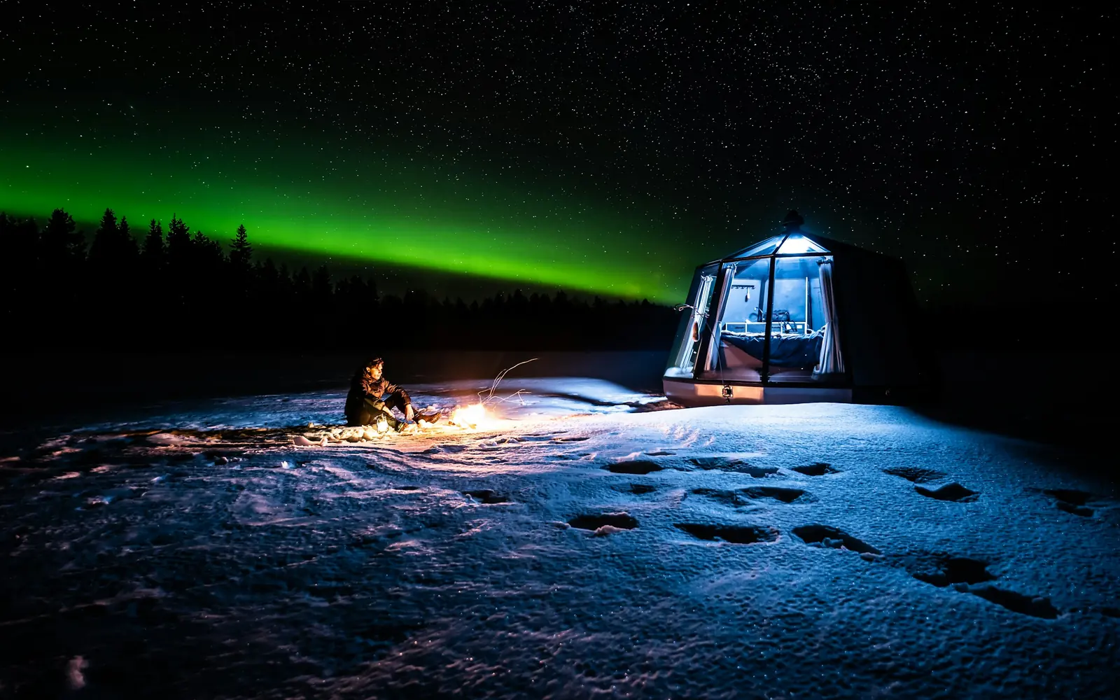 Un igloo de verre sous les aurores boréales