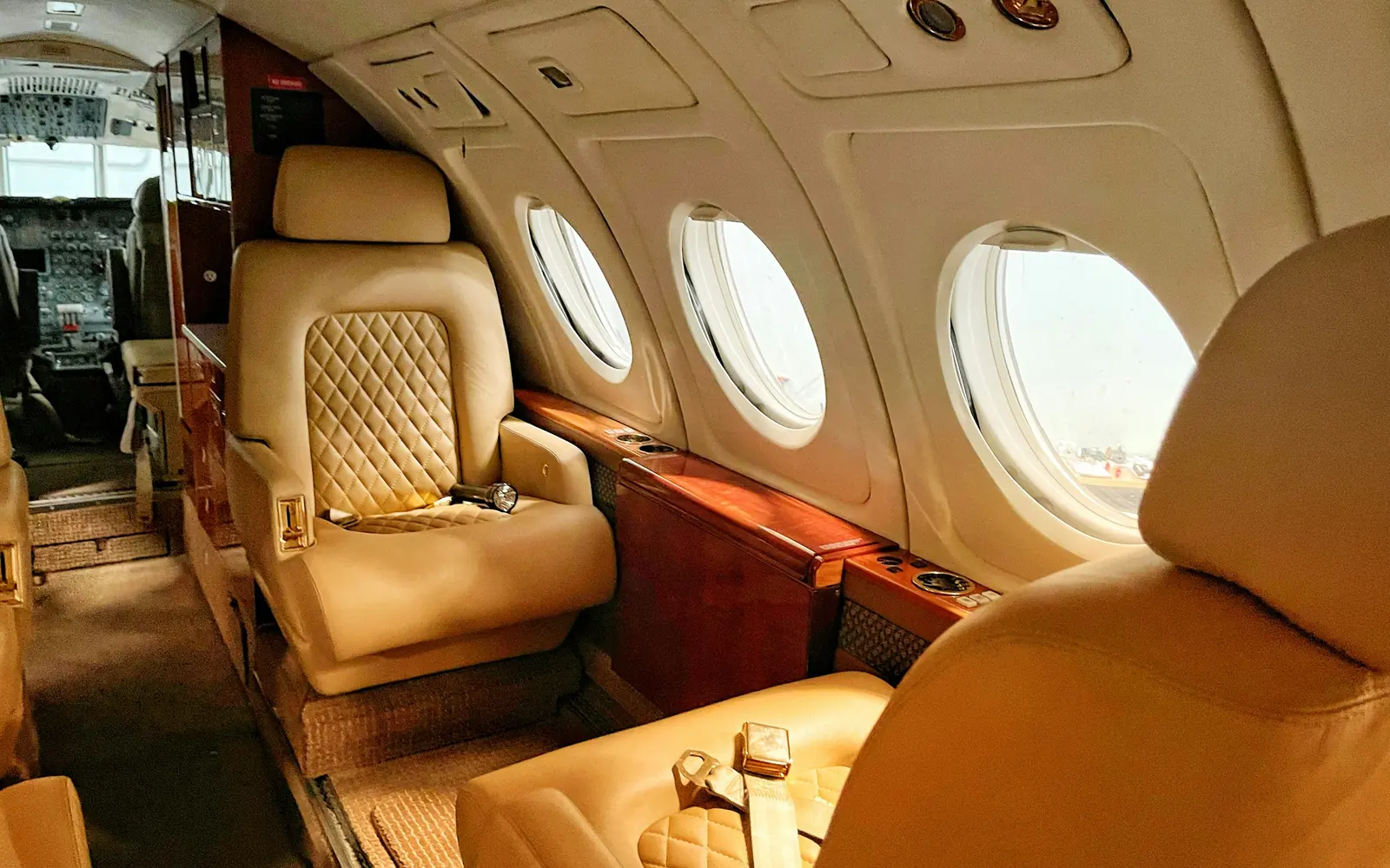 Une cabine de jet privé en cuir crème