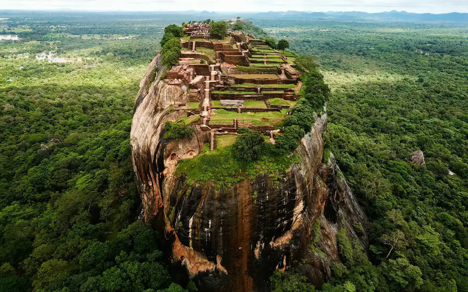 Une ancienne citadelle sur un rocher au-dessus de la jungle
