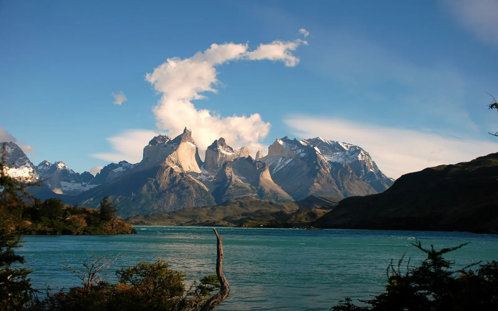 Des pics de granit au-dessus d’un lac turquoise