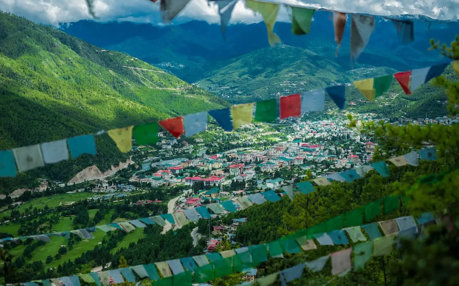 Une vallée de montagne ornée de drapeaux de prière