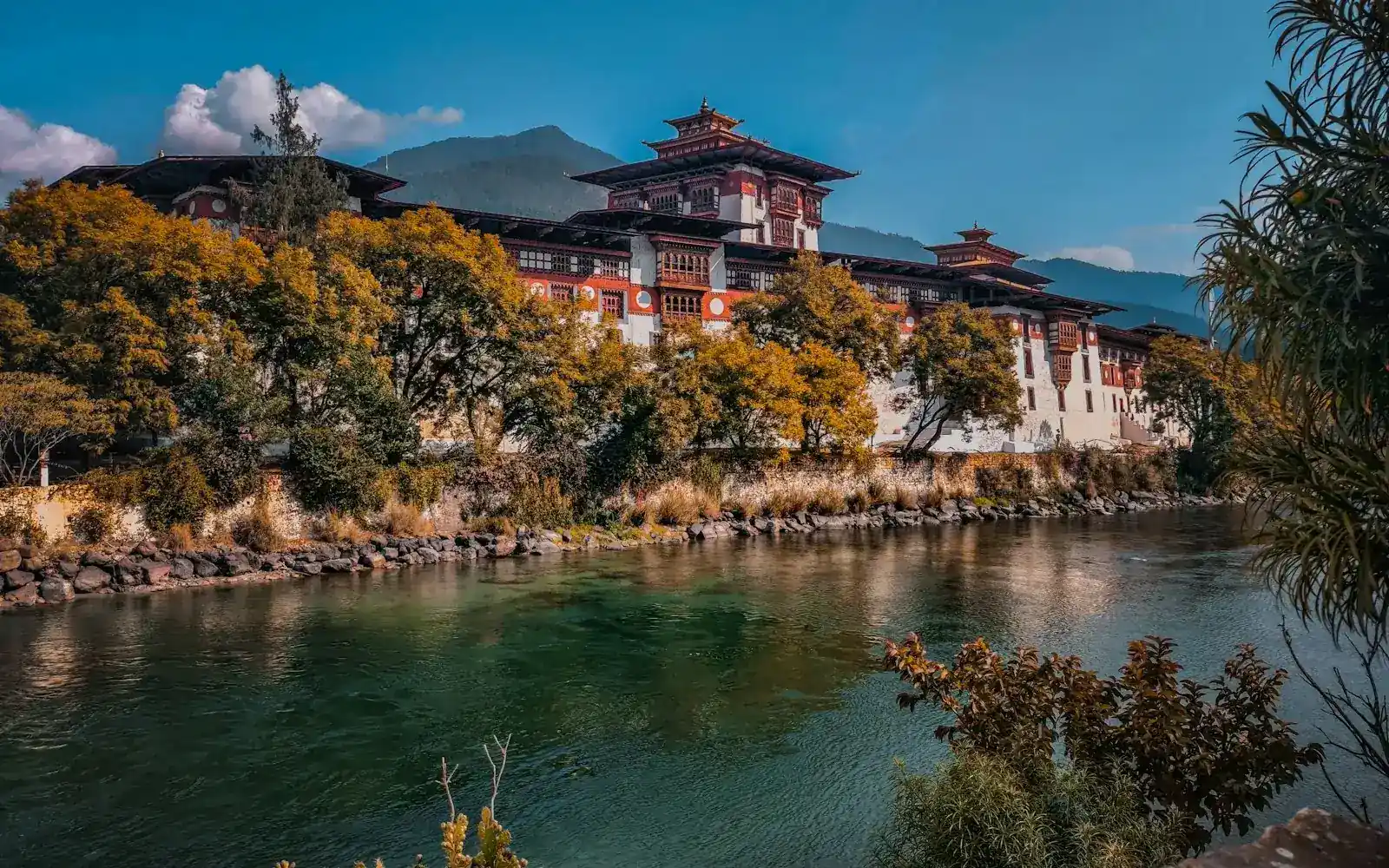 Un monastère fortifié au bord d’une rivière