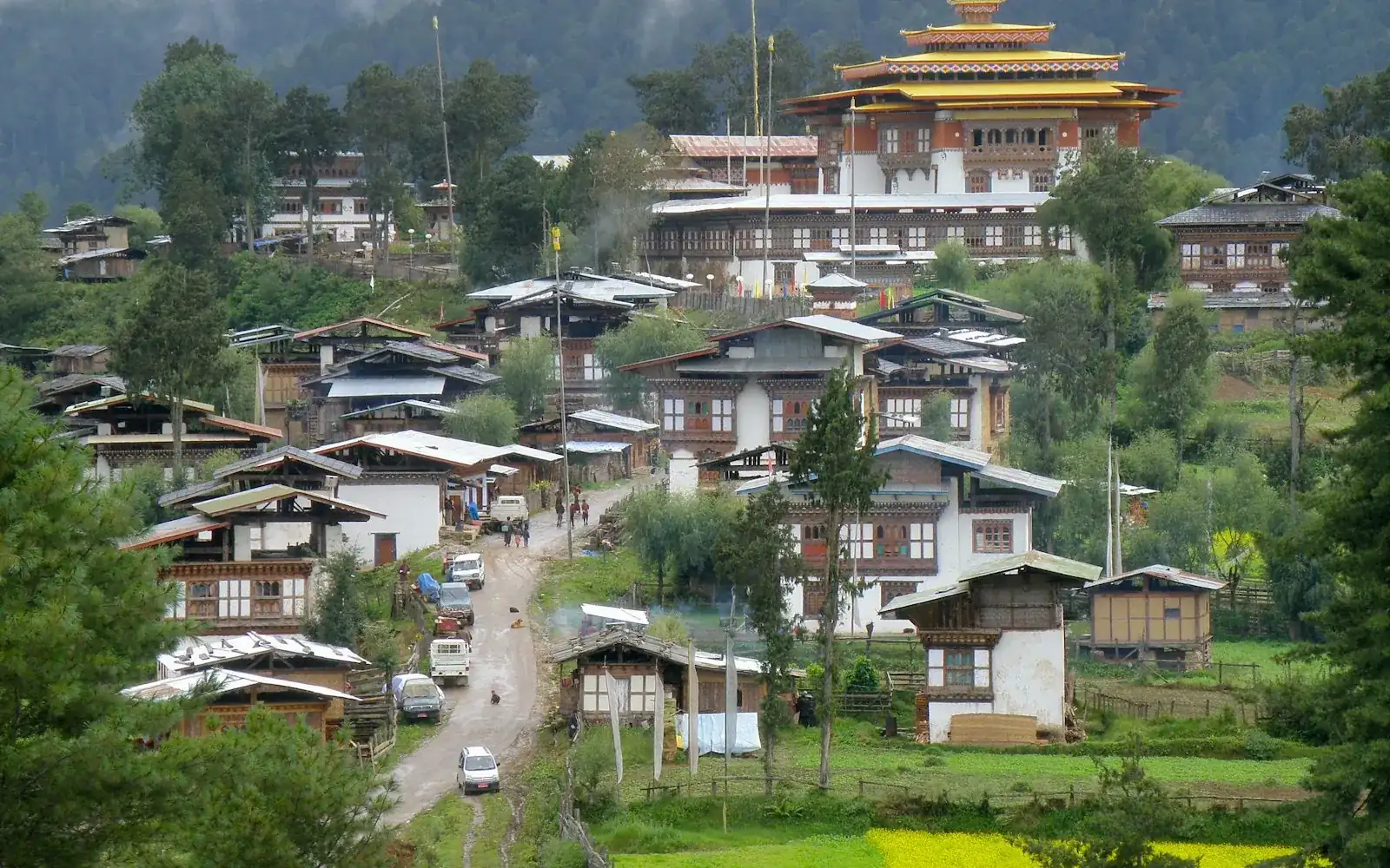 Un village sous un temple dans les montagnes
