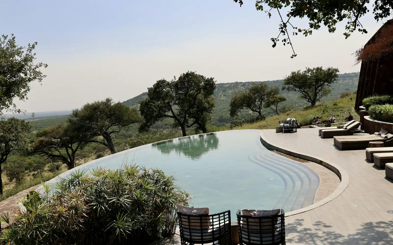 La piscine d’un lodge de brousse face aux plaines