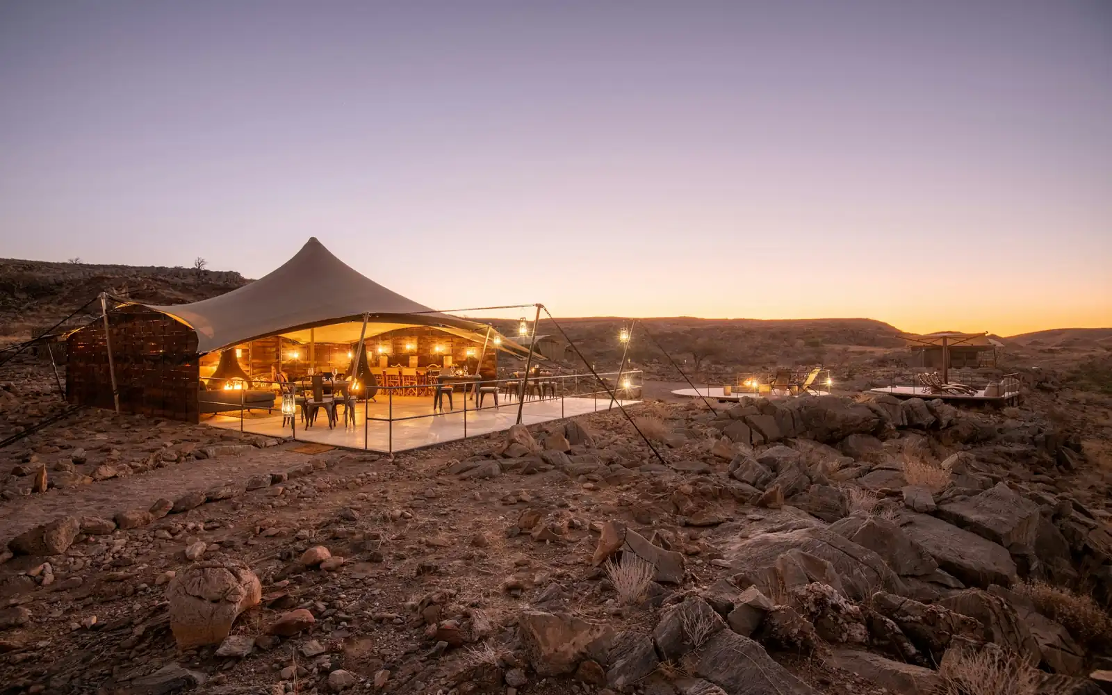 Un camp de tentes de luxe au coucher du soleil