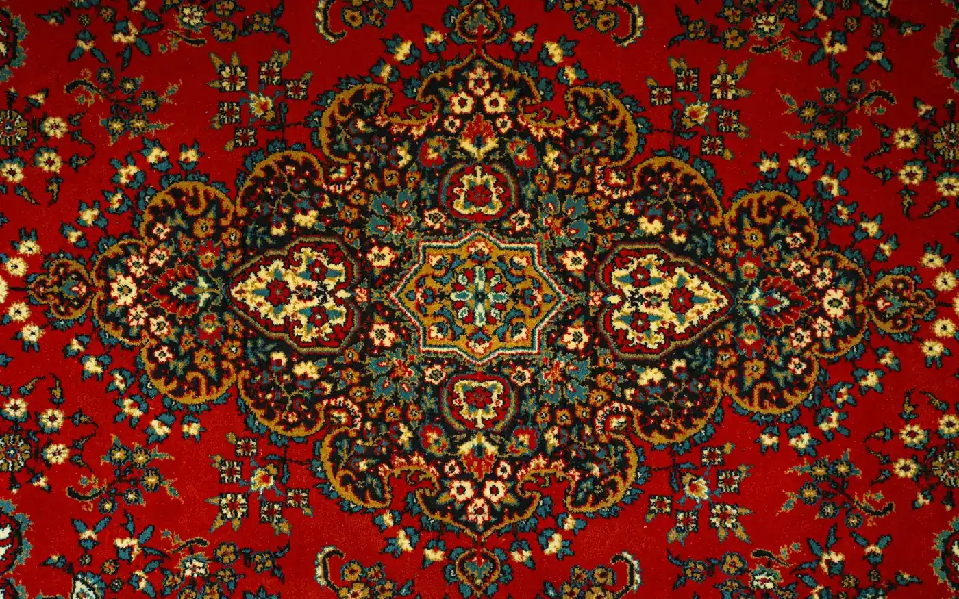 Un tapis de soie rouge profond avec un riche médaillon central