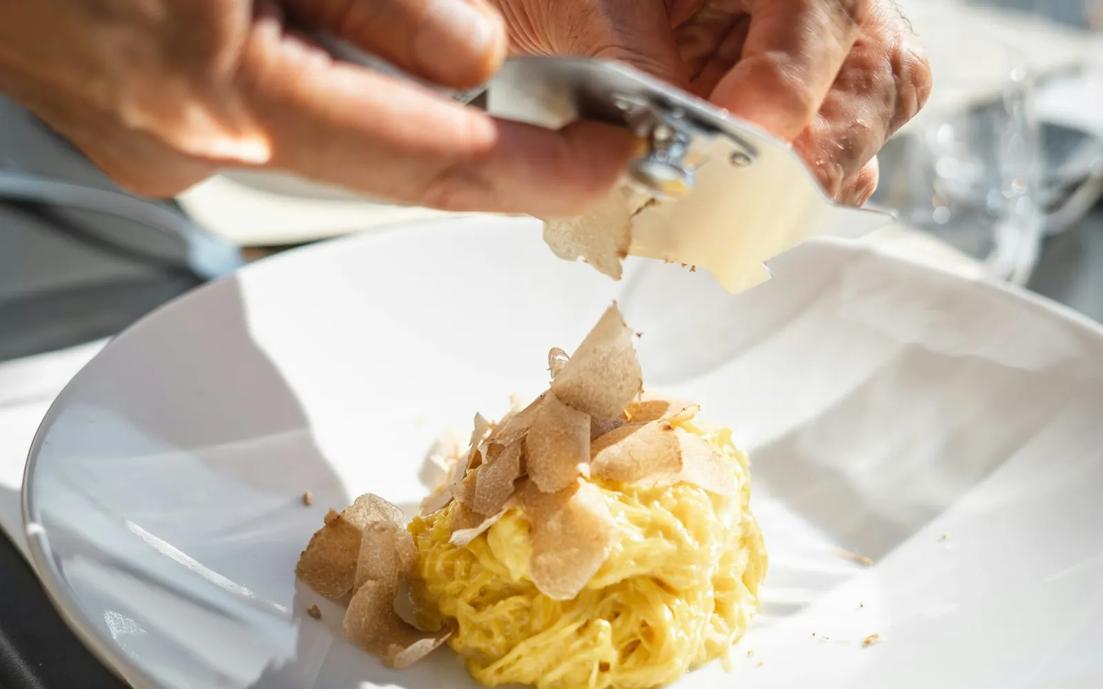 De la truffe blanche d’Alba râpée sur des tagliolini frais
