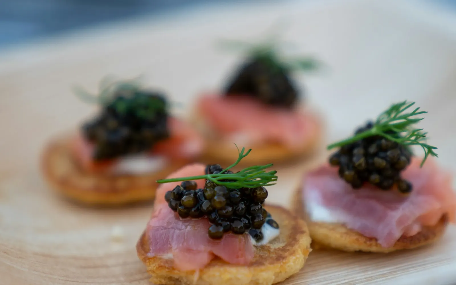 Du caviar servi sur des blinis