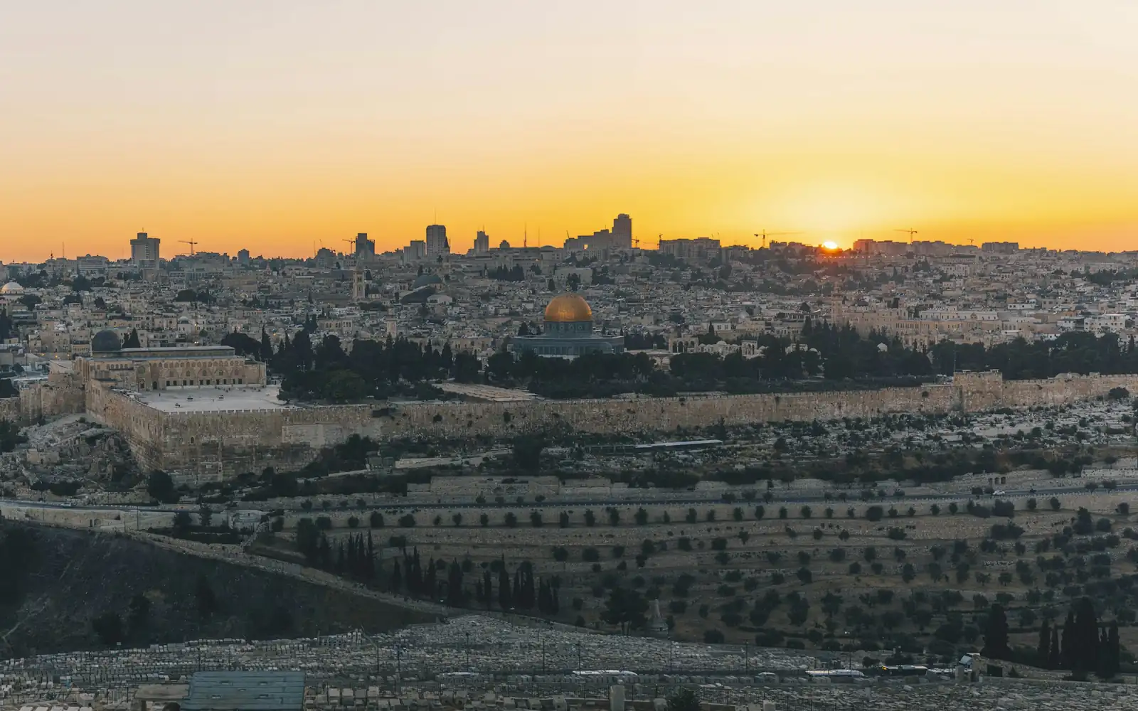 Jérusalem au coucher du soleil au-dessus du mont des Oliviers