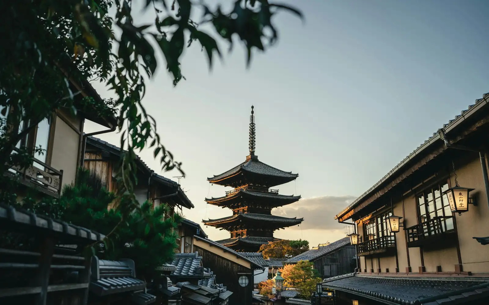 Une pagode dans une rue tranquille de Kyoto au crépuscule